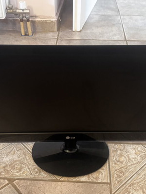 LG Flatron E2240S-PN PC monitor used with minor frame damage