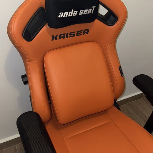 Anda Seat Kaiser 4 V2 Orange gaming chair like new