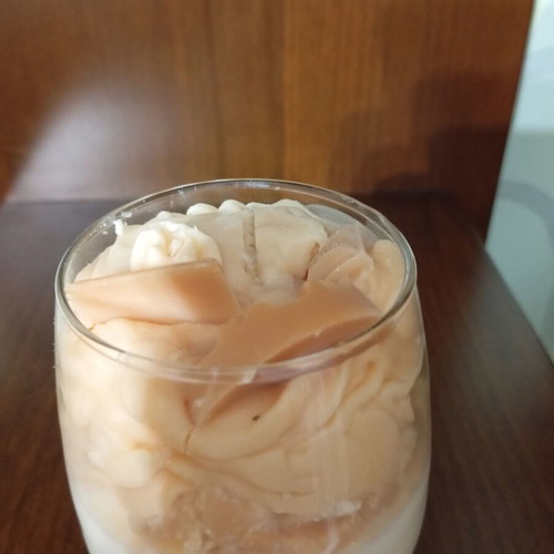 Scented candle with caramel aroma like new