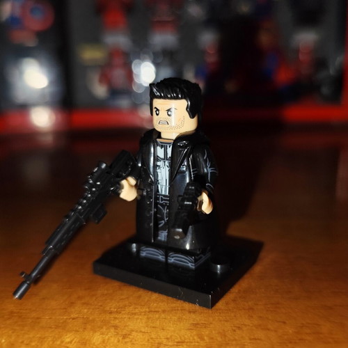Punisher Netflix Suit minifigure like new with accessories