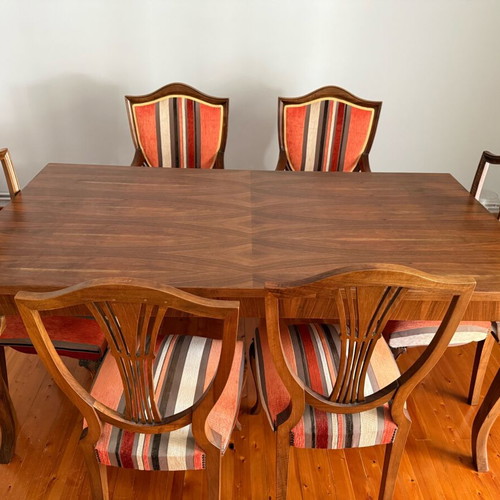 Walnut dining table set like new with 4 armchairs and 2 chairs