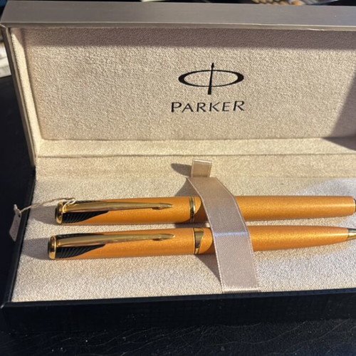 Parker vintage pen and ballpoint set new with gold detail