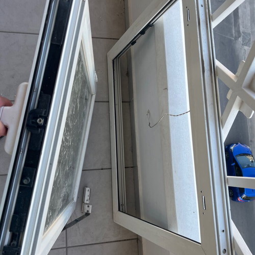 Aluminum bathroom window with patterned glass and base 70x77.5 used