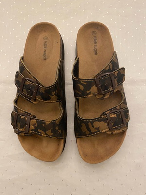 Fullah Sugah sandals with camouflage design and adjustable closure, new