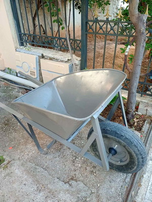 Καρότσι σαν καινούργιο, χρησιμοποιημένο μόνο για μεταφορά άμμου