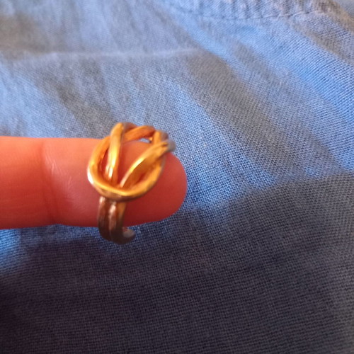 Gold ring like new, diameter 2 cm