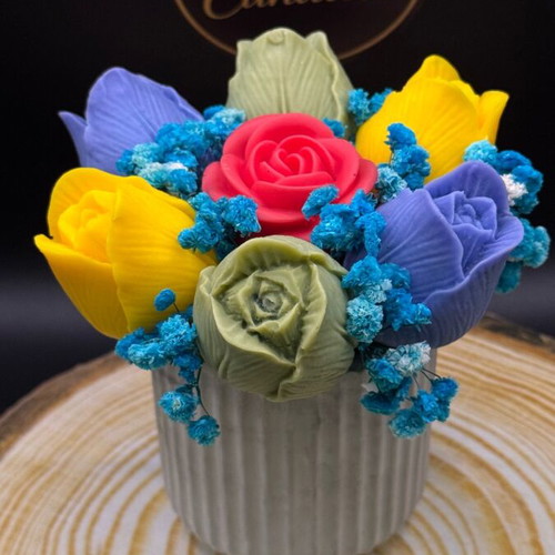 Candle bouquet with sandalwood scent and gray porcelain base