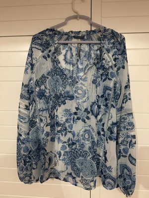 Guess Jeans tunic like new, airy printed with woven sleeve details