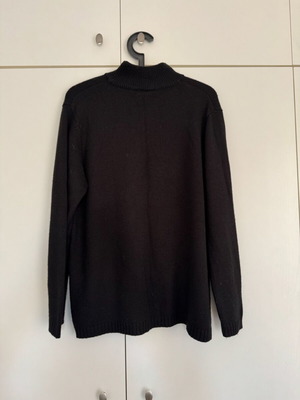 Black pullover with design like new, size 40