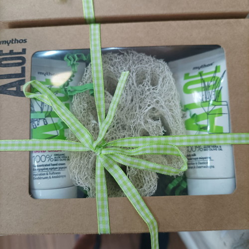 Σετ δώρου Aloe Vera με κρέμα χεριών, κρέμα σώματος και σφουγγάρι λούφα