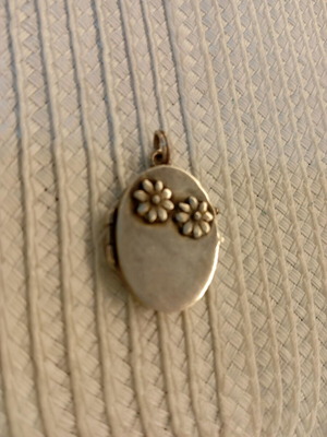 Silver locket pendant like new with floral decoration
