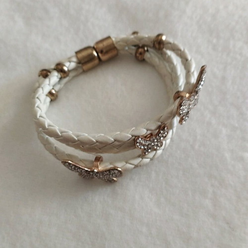 Bracelet with magnetic clasp like new, white, diameter 7 cm