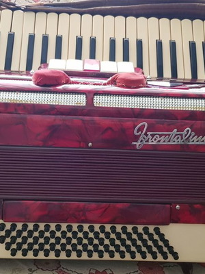 Акордеон Frontalini 80 bass в много добро състояние