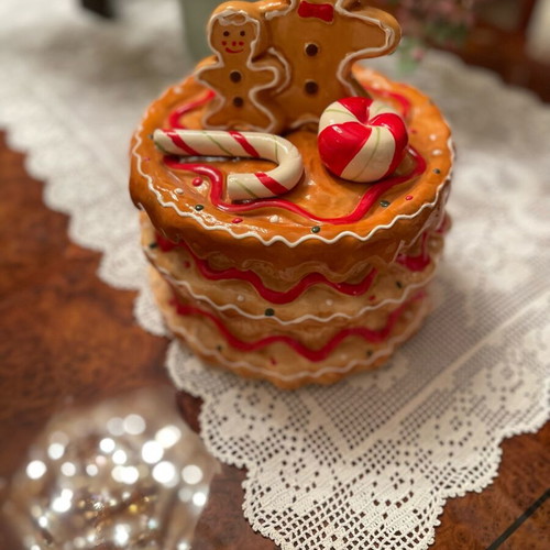 Gingerbread ceramic cookie jar like new