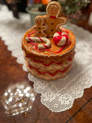 Gingerbread ceramic cookie jar like new