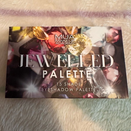 MUA eyeshadow palette with 15 shades new