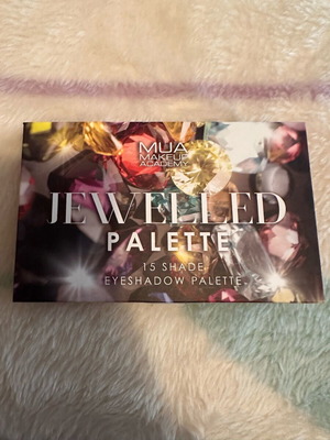 MUA eyeshadow palette with 15 shades new