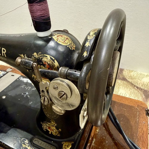 Singer vintage sewing machine used, motorized