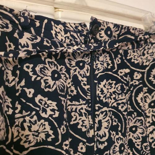 Skirt black with white patterns like new