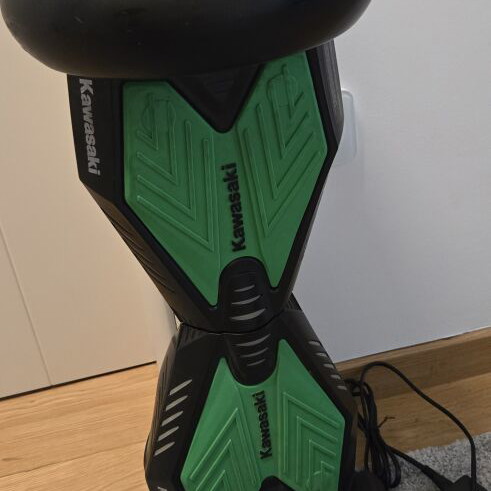 Kawasaki overboard KX-PRO 10.0 with large wheels and original charger