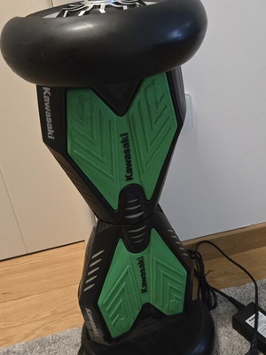 Kawasaki overboard KX-PRO 10.0 with large wheels and original charger