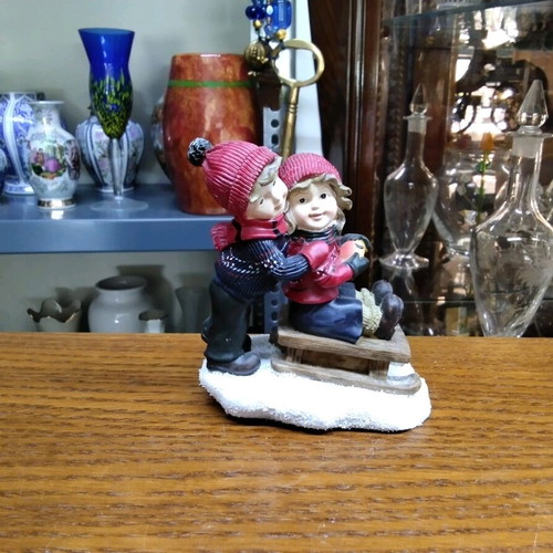 Porcelain figure of children playing from 1990 like new