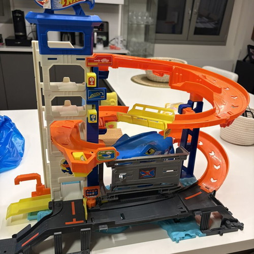 Hot Wheels City garage with shark and T-Rex Attack like new