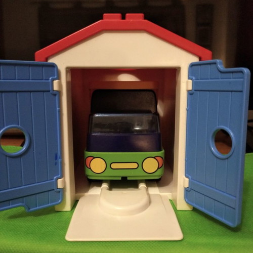 Playmobil garage with truck like new with all accessories