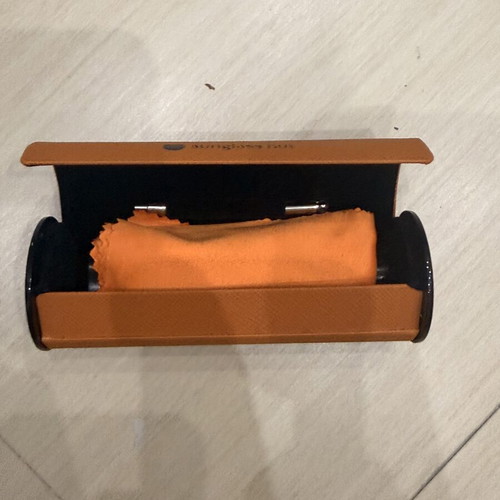 Glasses kit with cleaning cloth, screwdriver, crystal cleaner, and leather case new