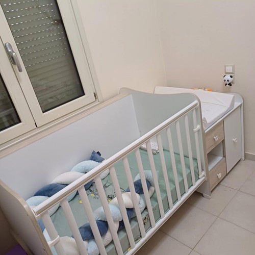 Baby crib like new with integrated changing table and storage space