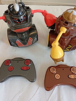 Remote Control Fighting Robots used, set of 2 with controllers