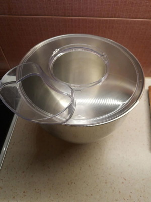 Izzy 1500Professional stainless steel bowl with lid like new