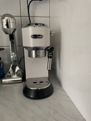 De'Longhi Dedica Pump μηχανή espresso 1300W 15bar λευκή σαν καινούργιο