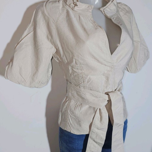 Zara jacket with flattering cut and belt like new, beige