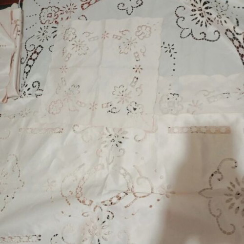 Complete table linen set with satin-like napkins new