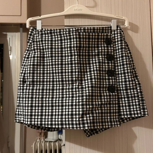 Skort checkered shorts skirt Bershka like new, black and white, XS