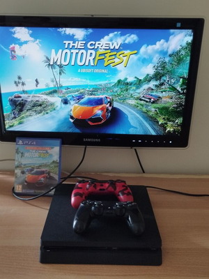 PlayStation 4 Slim 500GB σαν καινούργιο με The Crew Motorfest και 2 χειριστήρια