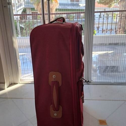 Hunter suitcase like new with leather details and large capacity