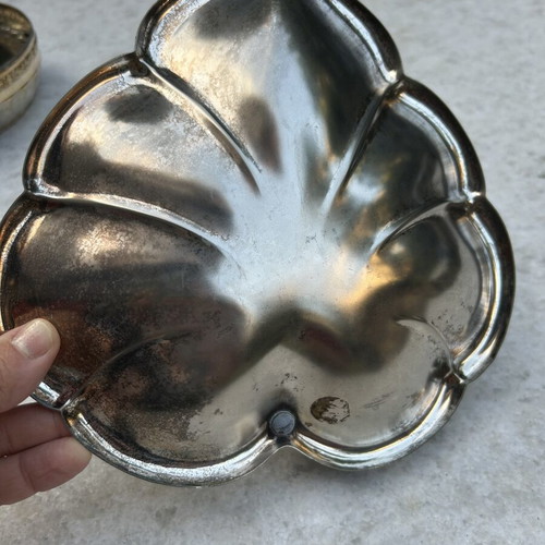 Metal leaf-shaped decorative plate