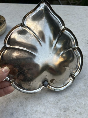Metal leaf-shaped decorative plate