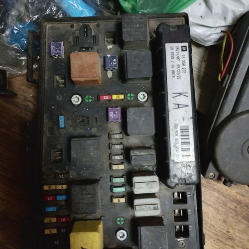 Fuse box Opel Astra H Zafira B 13250232 KA