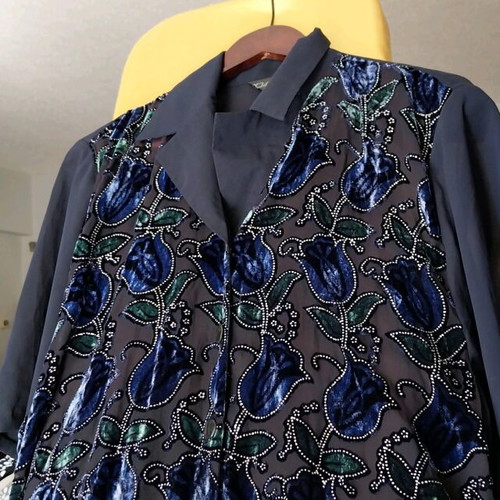 Jhuangariong women's elegant shirt N58 like new with embroidery and velvet