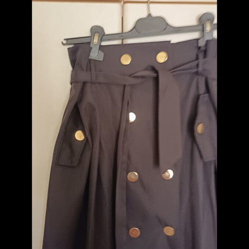 Skirt with gold buttons and belt like new, black and gold