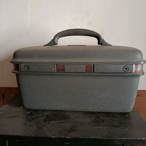Cosmetic case like new, durable plastic with handle