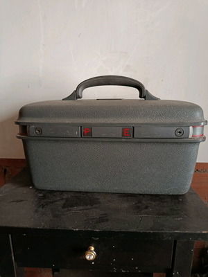 Cosmetic case like new, durable plastic with handle