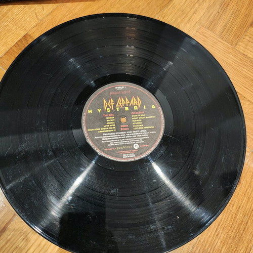 Def Leppard Hysteria vinyl used, sleeve in poor condition