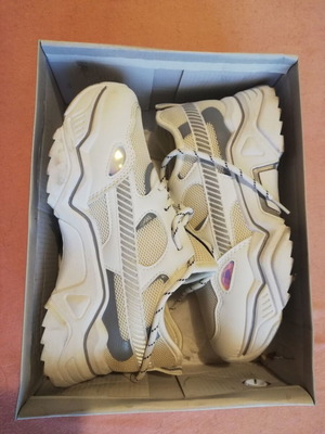 White athletic shoes size 37 like new, worn once