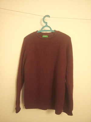 Benetton medium sweater new, dark burgundy