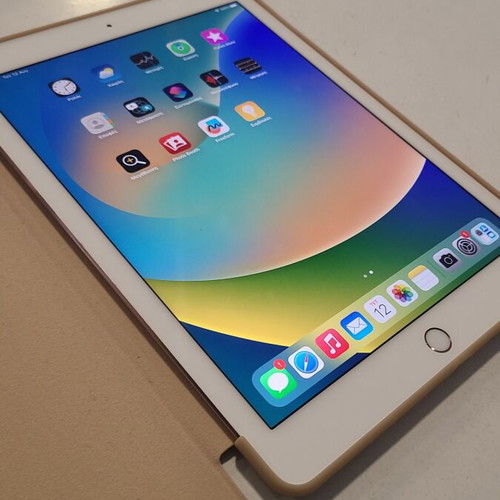 Apple iPad Pro 9.7inch 2016 128GB Cellular like new with case