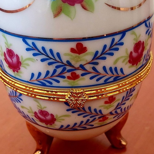 Porcelain decorative egg like new with handmade floral motifs